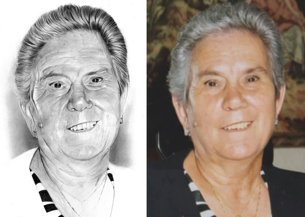Retrato a lápiz hiperrealista de mujer mayor con original